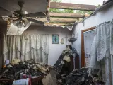 Se observan daños en la casa de Tom Jones después de que el techo se volara durante una tormenta, el domingo 26 de mayo de 2024, en Claremore, Okla.