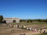 48 niños hacen una cadena humana en los terrenos del futuro cantón de Montecarmelo.