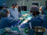 El responsable del programa de cirugía robótica de la válvula aórtica, Daniel Pereda, realizando una intervención robótica de la válvula aórtica en el Hospital Clínic Barcelona HOSPITAL CLÍNIC BARCELONA 28/5/2024
