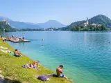 Ba&ntilde;istas en la orilla del Lago Bled en Eslovenia.
