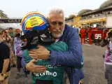 Lawrence Stroll abraza a Fernando Alonso en el GP de Bahréin 2023