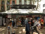 Paradas de souvenirs en la Rambla de Barcelona.