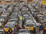 Decenas de taxis se preparan para iniciar una marcha lenta por la Gran Via de Barcelona.