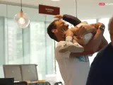 Rafa Nadal junto a su hijo después de perder en Roland Garros.