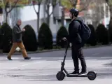 Un ciudadano madrileño circula con un patinete eléctrico en una imagen de archivo