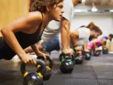 El entrenamiento con pesas, si se realiza correctamente, puede ayudar a cualquier persona a perder grasa, aumentar la fuerza y tono muscular, y mejorar la densidad ósea.