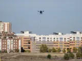 Un dron de la Polic&iacute;a Municipal durante la operaci&oacute;n combinada entre drones y aviones en Madrid.