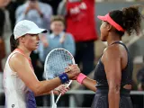 Iga Swiatek saluda a Naomi Osaka tras su victoria en segunda ronda de Roland Garros.