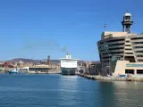 Un ferry atracado en el Moll Barcelona, ​​que dejará de estar operativo y se abrirá a la ciudadanía.