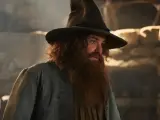 Rory Kinnear como Tom Bombadil en 'El señor de los anillos: Los anillos de poder'.