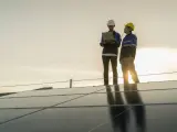 T&eacute;cnico especialistas de montaje de placas solares fotovoltaicas.