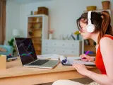 Una mujer estudiando desde su casa.