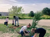 Vecinos de Montecarmelo plantan árboles en los terrenos del futuro cantón de limpieza.