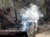 Imagen del autobús que se ha precipitado por una ladera en la India.