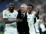 Rudiger, Ancelotti y Vinicius celebran el pase a la final de la Champions.