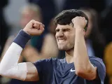 Carlos Alcaraz su victoria ante De Jong en Roland Garros.