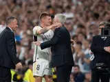 Toni Kroos of Real Madrid saludates to Carlo Ancelotti, head coach of Real Madrid, after his last match in the Santiago Bernabeu stadium during the Spanish League, LaLiga EA Sports, football match played between Real Madrid and Real Betis Balompie at Santiago Bernabeu on May 25, 2024, in Madrid, Spain. Oscar J. Barroso / AFP7 / Europa Press 25/5/2024 ONLY FOR USE IN SPAIN