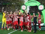30 May 2024, Greece, Athens: Olympiacos players celebrate with the trophy on the podium following the UEFA Europa Conference League Final soccer match between Olympiacos FC and AC Fiorentina at the Agia Sophia stadium. Photo: Stefanos Kyriazis/Ipa Sport/IPA via ZUMA Press/dpa Stefanos Kyriazis/Ipa Sport/IPA / DPA 30/5/2024 ONLY FOR USE IN SPAIN