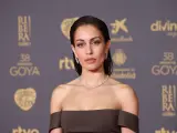 La actriz Hiba Abouk posa en la alfombra rosa de la 38 edici&oacute;n de los Premios Goya.