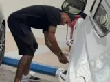 Neymar pincha las ruedas del coche de Lodi.