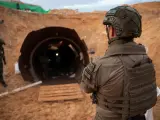 Soldados israelíes examinan uno de los túneles encontrados.