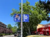 Una bandera de la campaña electoral de Junts per Europa en la Calle de Arturo Soria de Madrid