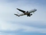 Un avión en pleno vuelo.