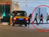 Tres mujeres golpean al taxista repetidas veces mientras una cuarta destroza un retrovisor de su taxi.
