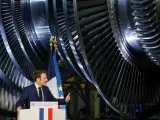 Macron y una turbina de una central nuclear