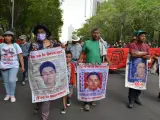 Padres de algunos de los 43 estudiantes desaparecidos marchan por las calles de Ciudad de M&eacute;xico.