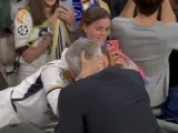 Carlo Ancelotti besa a su esposa Marian tras ganar