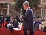 El Rey Felipe VI saluda a mandatarios, incluido Javier Milei, durante la toma de posesión de Nayib Bukele.