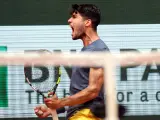 Carlos Alcaraz celebra un punto durante el partido ante Félix Auger-Aliassime en Roland Garros.
