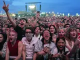 Al final de su concierto, Lana del Reu terminó bajando a la primera fila para tocar y fotografiarse con los más fieles que la aguardaban entre lágrimas.