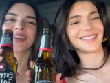 Kendall y Kylie Jenner, bebiendo Estrella de Galicia.