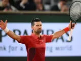 Novak Djokovic celebra su victoria ante Lorenzo Musetti en Roland Garros.