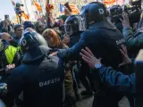 Cargas policiales en una manifestación la ronda de Sant Pere de Barcelona.