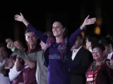 Claudia Sheinbaum saludando a sus votantes en el Zócalo, México