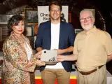 El diputado Jorge Pueyo recoge el XVIII Premio Aragoneses en Madrid de la mano de Chusé Felices y Cristina Marín