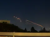 El sistema de defensa israelí lanza misiles para interceptar cohetes lanzados desde Líbano el 12 de abril de 2024.