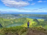 Excursionista en la caldera de la isla de San Miguel, en las Azores.