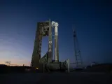 Un cohete Atlas V de United Launch Alliance con la nave espacial CST-100 Starliner de Boeing a bordo se ve al atardecer en la plataforma de lanzamiento.