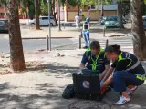 Efectivos de la Policía Científica inspeccionan el lugar donde se ha producido un tiroteo en las Tres Mil Viviendas de Sevilla.