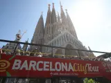 Un bus turístico delante de la Sagrada Familia de Barcelona.