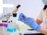 Una investigadora lleva a cabo un test de sangre