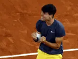 Alcaraz celebra con rabia su pase a semifinales de Roland Garros.