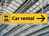 Imagen de archivo de un cartel de un aeropuerto que indica donde alquilar un coche.