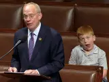 El congresista John Rose siendo troleado por su hijo Guy mientras daba un discurso en la Cámara de Representantes.