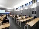Estudiantes en un aula durante el inicio de un examen de la EvAU en Madrid.
