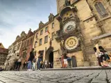 El histórico reloj astronómico y medieval de la Plaza de la Ciudad Vieja de Praga.